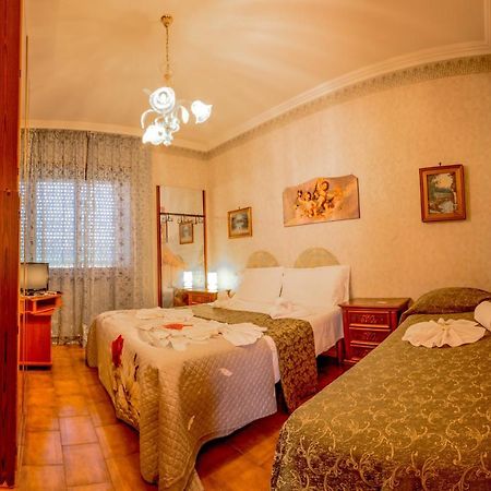 Отель Hillary House Фьюмичино Экстерьер фото