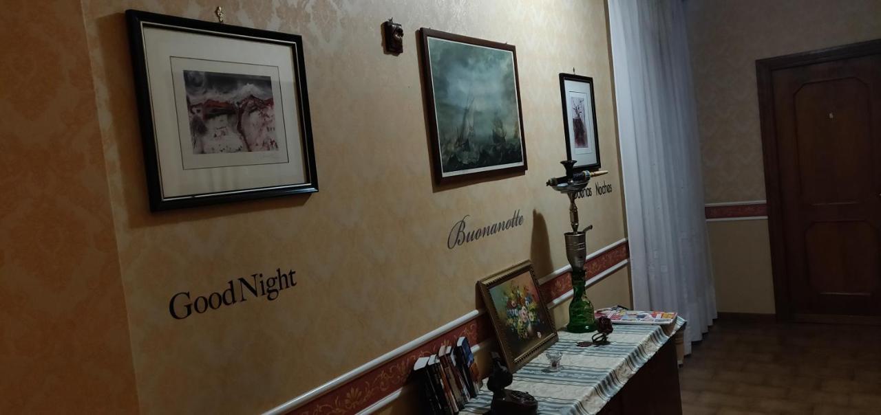 Отель Hillary House Фьюмичино Экстерьер фото