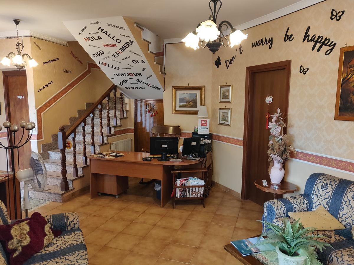 Отель Hillary House Фьюмичино Экстерьер фото