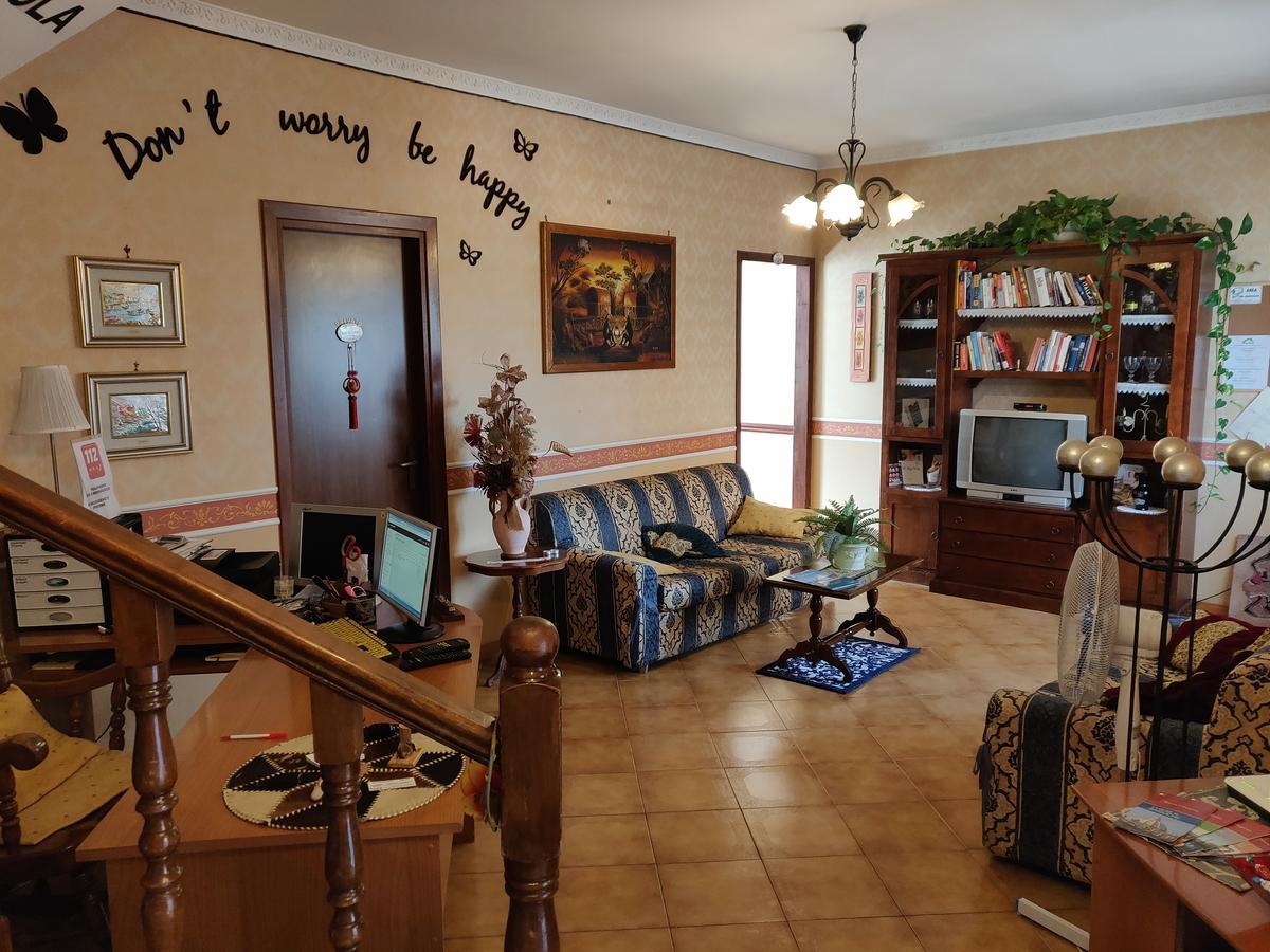 Отель Hillary House Фьюмичино Экстерьер фото