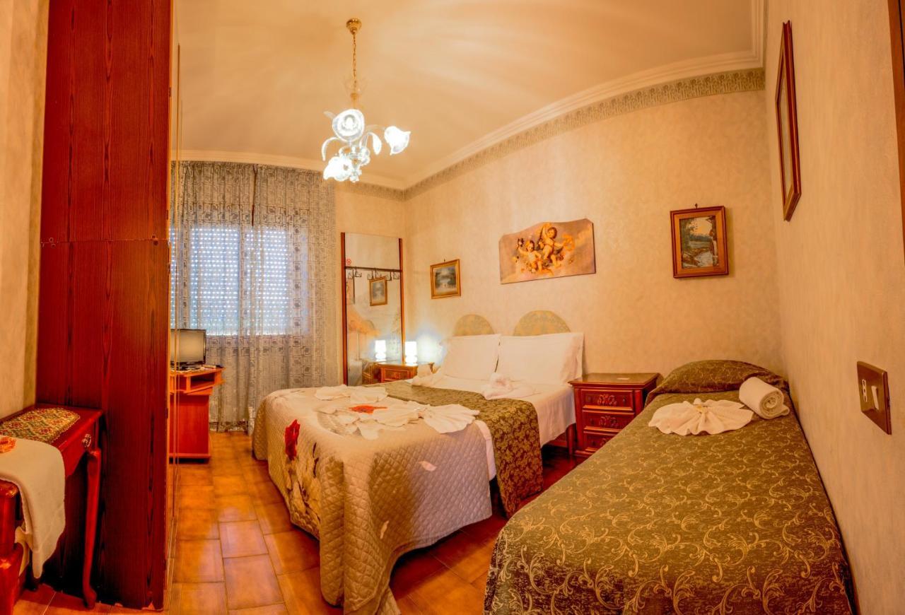 Отель Hillary House Фьюмичино Экстерьер фото