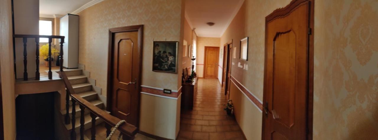 Отель Hillary House Фьюмичино Экстерьер фото