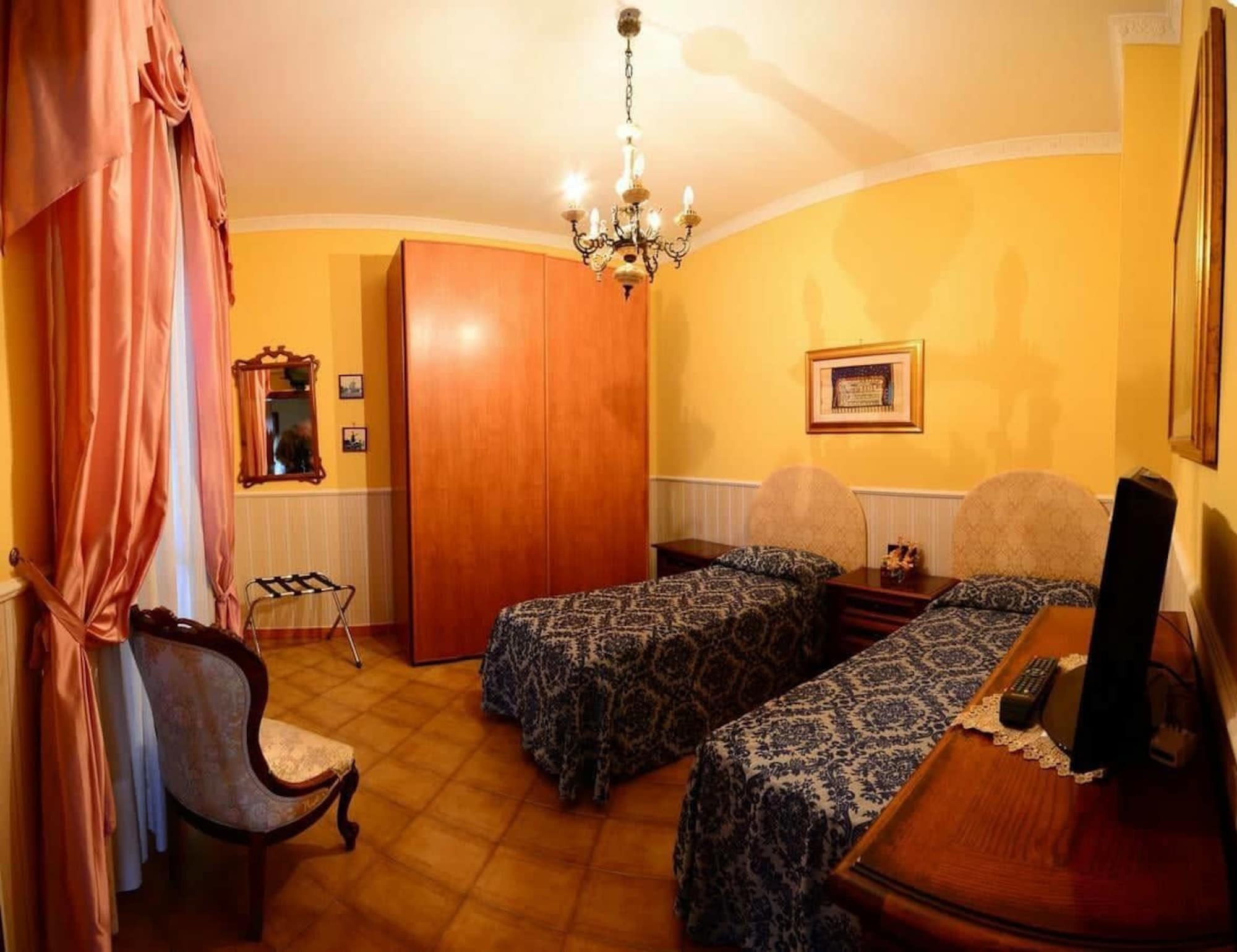 Отель Hillary House Фьюмичино Экстерьер фото